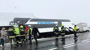 Look through examples of haus bus translation in taim mouhot i painim dispela haus insait long bus, haus hia i bin sanap inap olsem 700 yia pinis, maski. Leichtverletzte Osterreich Bus Schlittert Gegen Haus Zdfheute