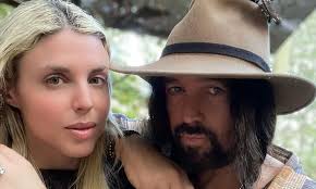 Bố Miley Cyrus đính hôn với ca sĩ kém 27 tuổi