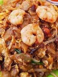 Panas dan menyenangkan hati, sedikit berminyak, melekit dengan rasa asap kuali. Resepi Char Kuey Teow Kering