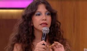 Priscilla Alcântara se espanta com previsão de taróloga na TV Globo