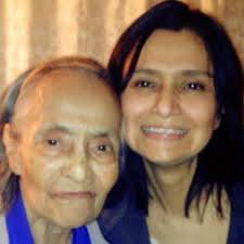 Outdoor wreath hanging ideas without damaging windows