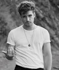 — hombre, miguel, te llamé anoche sobre las diez, pero tu madre me dijo que estabas dormiendo. Crossing The Threshold With Diego Boneta Diego Boneta Diego Luis Miguel