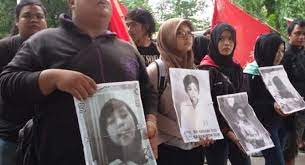Cerita bergambar ini berkisah tentang ritual tumbal tiang jembatan untuk memperlancar. Cerita Rakyat Tentang Tumbal