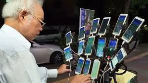 Pokemon Opa Spielt Auf 15 Smartphones Gleichzeitig Wetter Com