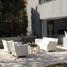 Pin By Theresa Wells On Calvert In 2020 Modern Outdoor Side Tables Outdoor Entertaining Decor Modern Outdoor