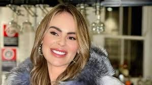 Eva Curran's Instagram, Twitter & Facebook