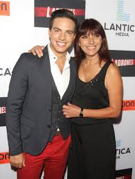 Check the winners of latin grammy award for best latin children's album presented under latin grammy award since 2000. Vadhir Derbez Presenta A Su Hermosa Mama Silvana Prince Y Los Fans Enloquecen