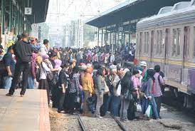 Sebuah mobil ditabrak kereta api di perlintasan tirus kota tegal, jawa tengah, jumat sore. Ini Lho Tugas Pkd Di Stasiun Krl Commuter Line Halaman All Kompasiana Com