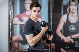 Halten sie die hanteln vor den körper und heben sie den oberkörper leicht an. Hanteltraining In 20 Minuten á… Ganzkorpertraining Fur Zuhause