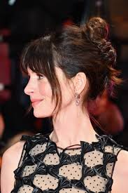 Anne Hathaway just wore a fringe updo and it's so Andy Sachs