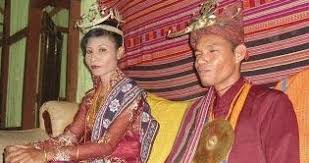 Nusa tenggara timur (disingkat ntt) adalah sebuah provinsi di indonesia yang meliputi bagian timur kepulauan nusa tenggara.provinsi ini memiliki ibu kota di kota kupang dan memiliki 22 kabupaten/kota. Sejarah Dan Kebudayaan Suku Marae Adat Nusantara Tradisinya Indonesia