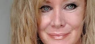 Mandy Lomax's Instagram, Twitter & Facebook