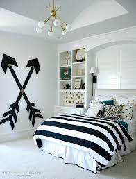 Terbuat dari besi, kuat dan tahan lama. Desain Kamar Tidur Nuansa Hitam Putih