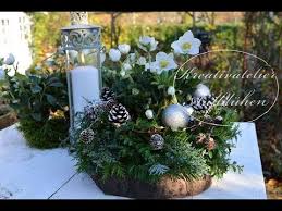 Diy Edle Weihnachtsdeko Fur Draussen Weihnachtskranz Auf Baumscheibe Mit Christrose Youtube Weihnachtsdeko Draussen Weihnachtskranz Weihnachtsdekoration