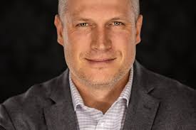 El director ejecutivo de Hometown Healthcare dirige el Heart Ball de la  Región de la Capital de 2025