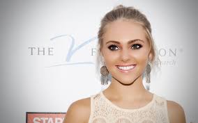 Annasophia robb shows off her pearly whites as she premieres her new flick, race to witch mountain, at hollywood's el captian theater on wednesday evening (march 11). Tv News Annasophia Robb To Star In Sex The City Prequel The Carrie Diaries The Young Folks