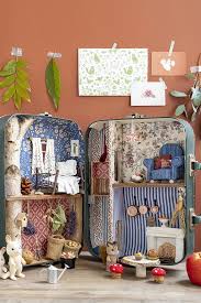 Jouet Diy Tutoriel Pour Transformer Une Petite Valise En Maison De Poupee Maison De Poupee En Carton Maison De Poupee Meubles Maison De Poupee