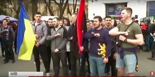 Нацкорпус анонсує нові протести проти політики зеленського. Okolo Tysyachi Predstavitelej Nackorpusa Dvinulis K Apu Chego Trebuyut