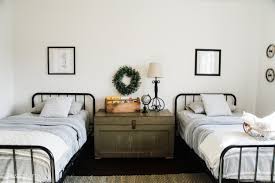 Designing your bedroom with a farmhouse design will be a ton of fun! Kindred Homestead