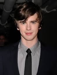See his dating history (all girlfriends' names), educational profile, personal favorites, interesting life facts, and complete biography. Freddie Highmore Biography Photo Age Height Personal Life News Filmography 2021