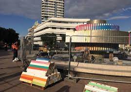 Here, gravel covers a walkway leading to a fire feature, acting as a filter for rainwater to percolate back into the soil. Dizengoff Fountain Still Bare With No Clear Date For Agam Design S Retur The Jerusalem Post