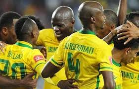 هاجمت جماهير فريق ماميلودي صن داونز الجنوب إفريقي، بيتسو موسيماني، المدير الفني للأهلي، والمدرب السابق لفريقها، قبل انطلاق وفي مقطع فيديو، تم تداوله عبر موقع تويتر، فإن جماهير صن داونز رفعت لافتات غاضبة ومسيئة لموسيماني، ومرددين هتافات. ØµÙ† Ø¯Ø§ÙˆÙ†Ø² Ø§Ù„Ø¬Ù†ÙˆØ¨ Ø¥ÙØ±ÙŠÙ‚ÙŠ ÙŠØ¹Ø¯Ù„ Ù…ÙˆØ¹Ø¯ Ù†Ù‡Ø§Ø¦ÙŠ Ø¯ÙˆØ±ÙŠ Ø¥Ø¨Ø·Ø§Ù„ Ø£ÙØ±ÙŠÙ‚ÙŠØ§ Ø£Ù…Ø§Ù… Ø§Ù„Ø²Ù…Ø§Ù„Ùƒ Ø¨ÙˆØ§Ø¨Ø© Ø§Ù„Ø£Ù‡Ø±Ø§Ù…