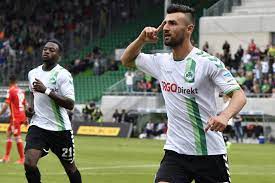 Karagümrük formaları giymiş daha sonra transfer olduğu alman ekibi greuther fürth ile birlikte. Sv Darmstadt Serdar Dursun Kommt