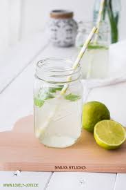 Rezept Hausgemachte Holunder Limonade Alternativ Auch Alkoholfreier Hugo Genannt Getranke Alkoholfrei Minze Limonade Limonade