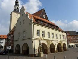 Wie in salzwedel in der neujahrsnacht, als in der altstadt ein fachwerkhaus feuer fing. Bilder Altstadt Gardelegen Rathaus Mit Roland Gardelegen Sachsen Anhalt Deutschland
