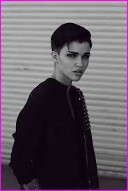 Female Models With Short Hair 2018 For More Styles Like This Streetwear Whattowear Mensty Short Hair Model Short Hair Trends Short Hair Styles