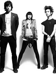 Yeah Yeah Yeahs Heads Will Roll A Trak Remix Served Three Ways Three Covers Of Yeah Yeah Yeahs Maps Musica Artistas Musicales Amor A La Musica