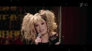 Но на этот раз артистка настолько увлеклась преображением, что ее стало. Alla Pugacheva Zvezda Novogodnyaya Noch Na Pervom Fragment Vypuska Ot 31 12 2019
