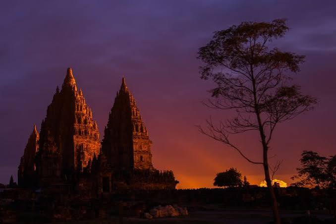 Kemegahan Candi Prambanan Saat Senja Keemasan