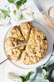 Jetzt auf den rührteig der im backofen schon 15 minuten vorgebacken ist, erst die puddingcreme, anschlieschend rhabarber darauf verteilen. Veganer Rhabarberkuchen Mit Streuseln Zimtkeks Und Apfeltarte