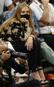 Kendall jenner, 25, was swallowed up in an oversize phoenix suns jacket as she supported her boyfriend devin booker on saturday ahead of game five of the nba finals. Equdape2kpafym