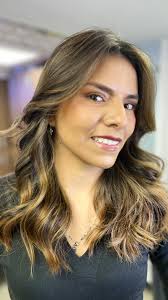 ✨ ¡Transformación radiante sin decoloración! ✨, Mira este hermoso Balayage  en tono Miel Dorado que logramos para nuestra clienta. Ella buscaba un  cambio que le diera luz y movimiento a su cabello, ...