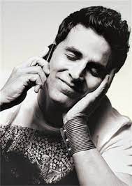 9 Pictures Of Akshay Kumar With And Without Makeup Akshay Kumar Photoshoot Akshay Kumar Bollywood Actors
