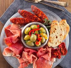 L'occorrente per preparare il drink sono il vino, lo spumante e frutta esotica: Cosa Offrire Per Un Aperitivo In Casa Feste E Compleanni
