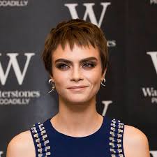 Un brin risquée, la coupe mulet typique des années 80 n'est pas du goût. Cara Delevingne Sa Coupe De Cheveux Ultra Courte L Express Styles