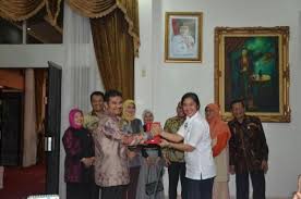 Kementrian perdagangan indonesia menyatakan ekonomi kreatif ialah beberapa upaya pembangunan ekonomi secara berkelanjutan melalui berbagai kreativitas dengan segala iklim perekonomian yang untuk mengembangkan ekonomi kreatif, pemerintah memiliki bebrapa upaya. Pengembangan Ekonomi Kreatif Harus Tingkatkan Kesejahteraan Rakyat