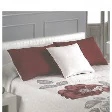Nous avons développé des collections de boutis. Coussin Bordeaux Assorti Au Couvre Lit Rose L Atelier De La Toile