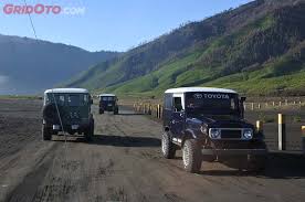 Oct 22, 2020 · kini, wisatawan dari seluruh penjuru indonesia bisa kembali datang ke bromo dengan tetap mengikuti protokol kesehatan. Gunung Bromo Tak Hanya Lautan Pasir Tapi Juga Lautan Mobil 4x4 Gridoto Com