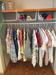 子ども服 収納 ベビー服 diy 100均 つっぱり棒 s字フック 手作り 簡単 子ども服 収納 収納 ベビー服 収納