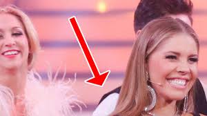 Zudem ist es die premiere von victoria swarovski (24) als moderatorin an der seite von daniel hartwich (39) gewesen. Let S Dance Rtl Moderatorin Entsetzt Mit Freizugigem Look Etliche Zuschauer Geht Gar Nicht Tv