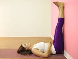 5 Cose Che Accadono Quando Sollevi Le Gambe Contro Il Muro Ogni Giorno Pose Yoga Dimagrire Tinture Naturali Per Capelli