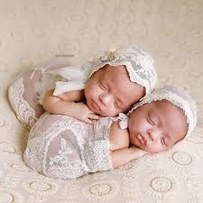 Beautiful Twin Photoshoot By Newborn Photographer Ana Brandt Newbornphotography Twinphoto Newborn Twin Photos Baby Photo Inspiration Newborn Baby Photography