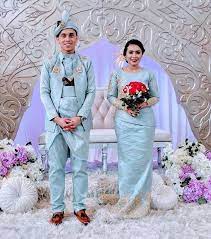 Pengantin perempuan, puan nini, mengenakan busana dari jovian mandagie. Wow 7 Pilihan Baju Nikah Lelaki Yang Popular Tahun 2019