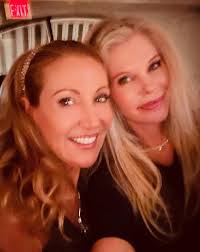 beautifulsummernight with my weekend guest @regina.kravitz wearing her  beautiful pink dress she gave me #prettyinpink🎀 💖💖  #puccishoes👠#iloveithere❤️ #pucci #icon #ilovewhereilive❤️ #ilovefla  #romancesupermodel