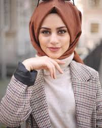 A hijab is a religious veil worn by muslim women in the presence of any male outside of their immediate family, which usually covers the hair, head and chest. Pin Auf Hijab Style