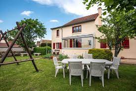C'est une lanière de cuir taillée et cousue aux extrémités avec un écusson métallique posé sur un coussin de liège et. Gite N 774 A Mont Saint Vincent Gites De France Saone Et Loire